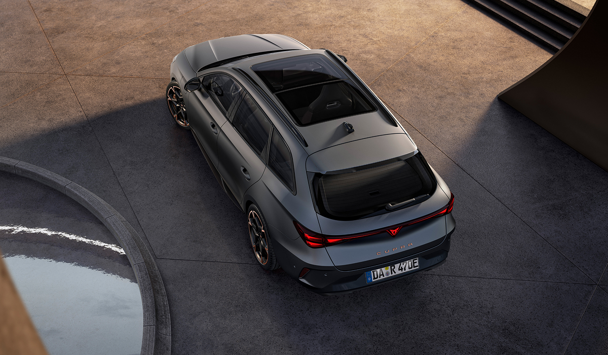 260131_CUPRA_Leon-SP-e-HYBRID-Heck-oben-dreiviertel
